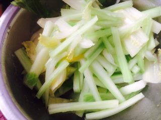 羊杂蔬菜汤,过水抄一下，捞出备用