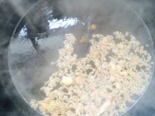 羊杂蔬菜汤,锅中热水，水烧开后加入羊油
