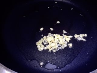 香煎金针菇鸡蛋,锅中倒入适量油，倒入蒜末爆香