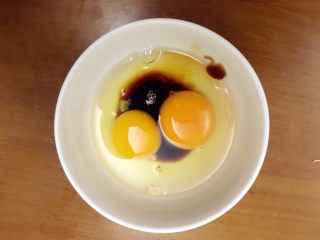 香煎金针菇鸡蛋,鸡蛋打入碗中，加少许蚝油和生抽
