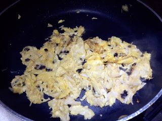 香煎金针菇鸡蛋,煎至蛋液凝固即可