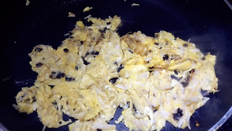 香煎金针菇鸡蛋,煎至蛋液凝固即可