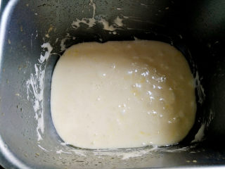 面包机版雪花酥,将棉花糖煮融化，与黄油充分融合