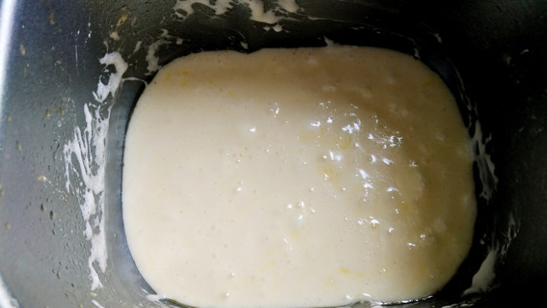 面包机版雪花酥,将棉花糖煮融化，与黄油充分融合