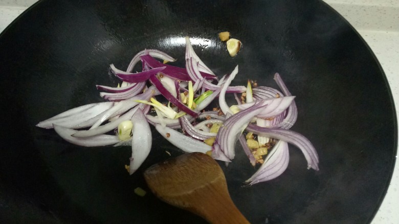 鸭血炒菠菜,锅中放入适量油，炒香姜、蒜、洋葱。