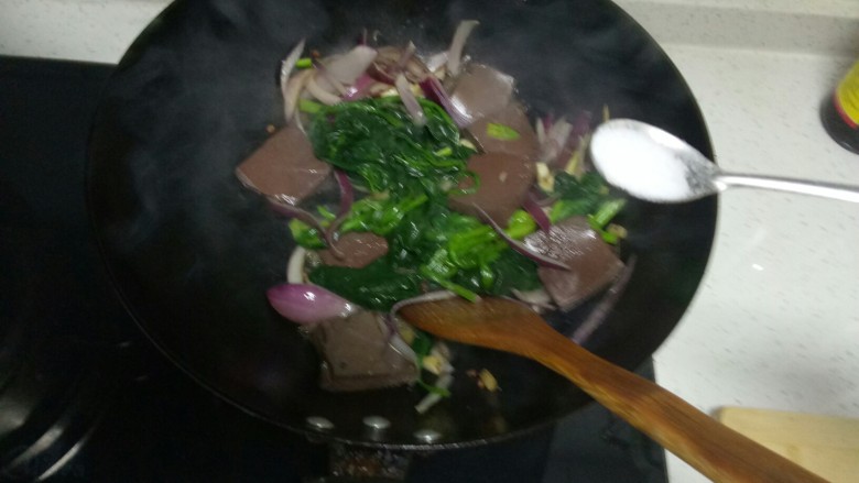 鸭血炒菠菜,根据个人口味放入适量盐，翻炒均匀。