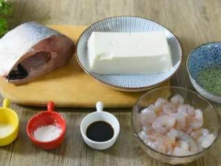 太史豆腐，把寻常的豆腐做出鱼虾的鲜美,鱼肉 130g、虾肉 150g、嫩豆腐 1块
蛋清 20g、生抽 10g、盐 1g
生粉 10g、糖 3g、胡椒粉 1g
