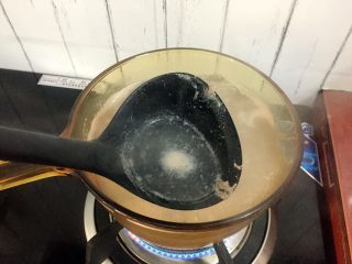 冬瓜玉米排骨汤,捞出浮沫