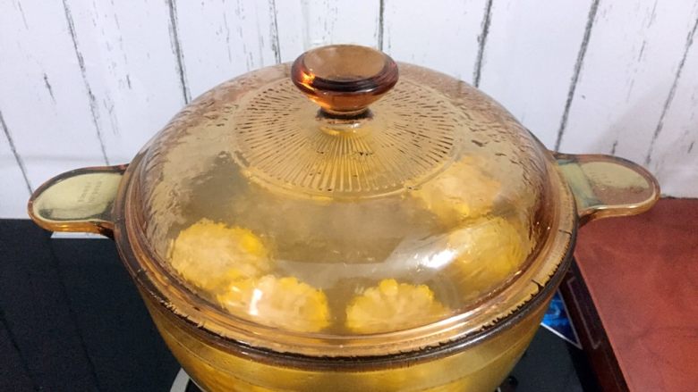 冬瓜玉米排骨汤,转小火炖煮一小时