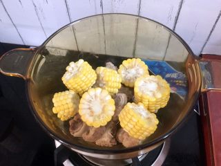 冬瓜玉米排骨汤,另起锅放入排骨、玉米
