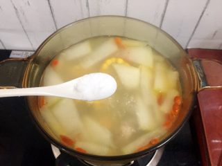 冬瓜玉米排骨汤,加入盐