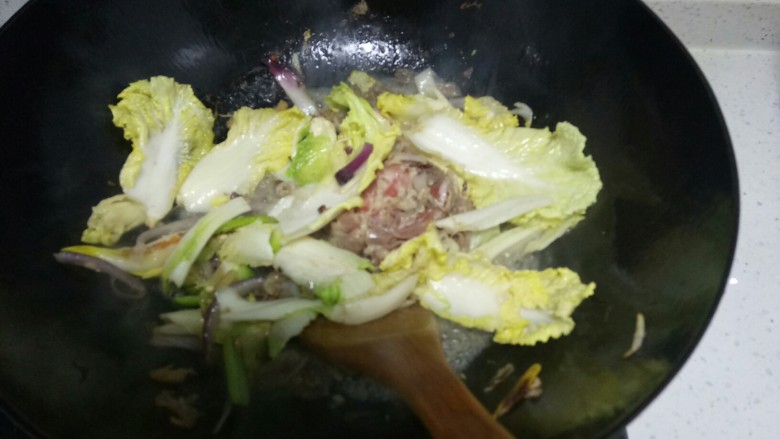 羊肉卷炒双菇,放入白菜。