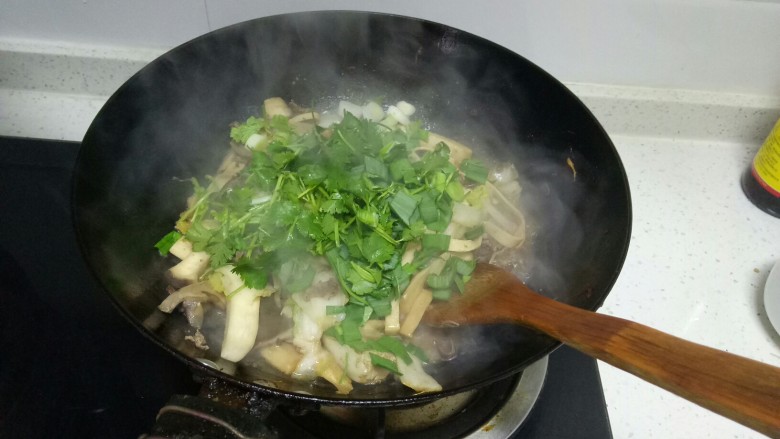 羊肉卷炒双菇,撒上蒜苗、香菜。