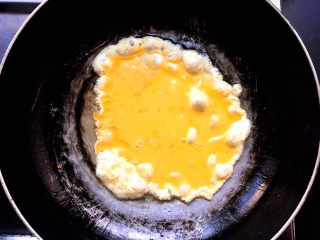十分钟搞定的快手炒面
,锅里倒油，烧热后倒入蛋液