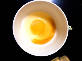 十分钟搞定的快手炒面
,打鸡蛋，可以在蛋液里面加入一点点料酒，没有料酒的可以放一点点水，目的是为了使炒出来的鸡蛋更加嫩滑