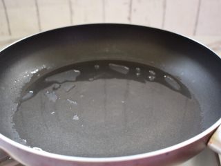 盐煎鸡翅,平底锅倒入适量的食用油烧热