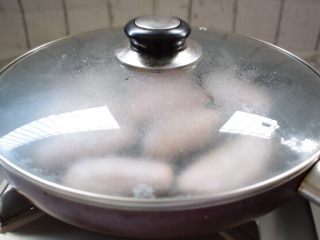 盐煎鸡翅,盖上锅盖小火焖煮十分钟