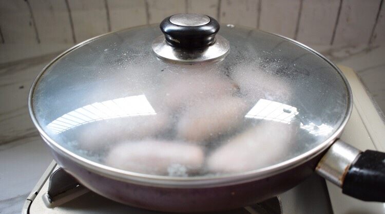 盐煎鸡翅,盖上锅盖小火焖煮十分钟