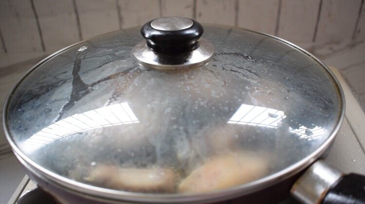 盐煎鸡翅,盖上锅盖继续焖煮一下即可