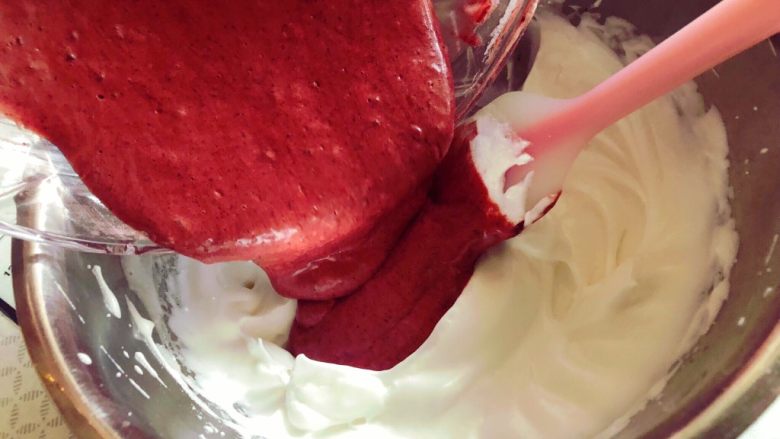 云顶流心红丝绒蛋糕
(高颜值视觉系列）,然后再把拌好蛋黄糊倒入蛋白盆中，翻拌匀均