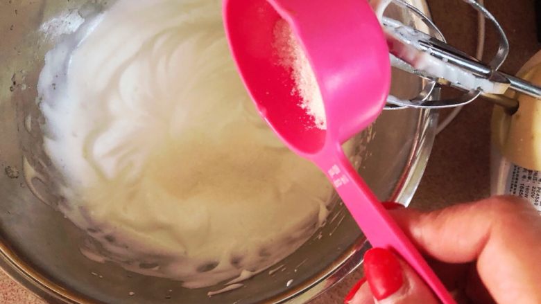 云顶流心红丝绒蛋糕
(高颜值视觉系列）,蛋白出现纹路的时候，加入最后的糖
