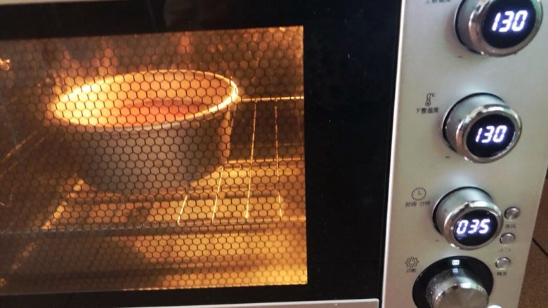 云顶流心红丝绒蛋糕
(高颜值视觉系列）,先130度烤35分钟，然后转150度，继续烘烤10分钟。
烤好的蛋糕坯出炉倒扣完全凉透，再脱模。
