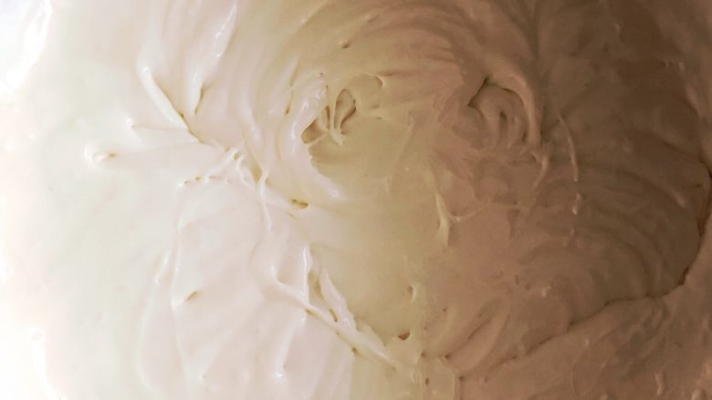 云顶流心红丝绒蛋糕
(高颜值视觉系列）,淡奶油打发至6，7分，即出现纹路，又很快消失的状态。装入裱花袋。刀从蛋糕正中间进入，延四周切一圈，挤入奶油奶酪霜。