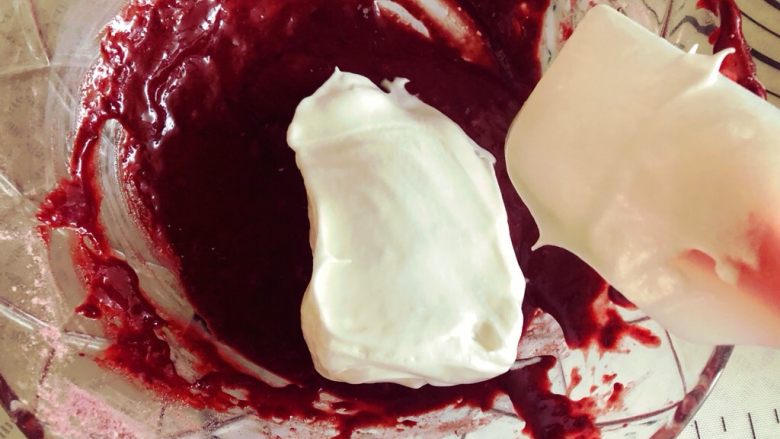 云顶流心红丝绒蛋糕
(高颜值视觉系列）,取1/3的蛋白霜加入蛋黄糊中，翻拌均匀