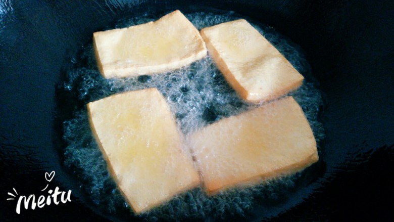 豆腐丝凉拌白菜心,炸到两面发黄时捞出控油。