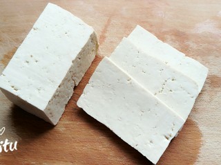 豆腐丝凉拌白菜心,豆腐切成薄片。
豆腐要选择老豆腐。老豆腐硬度比较高，含水量少。炸的时候不易碎容易成型。不能用内酯豆腐。