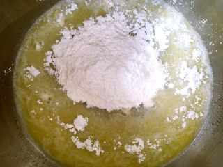 酥皮泡芙,过筛低筋面粉，搅拌均匀