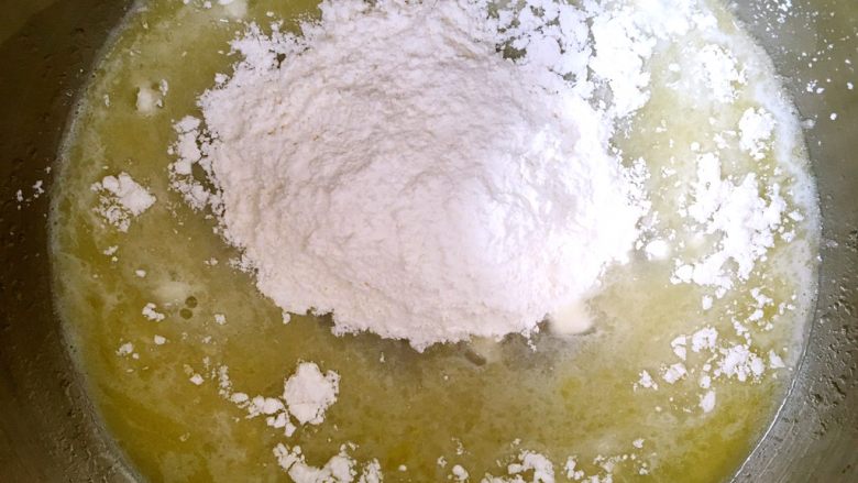 酥皮泡芙,过筛低筋面粉，搅拌均匀