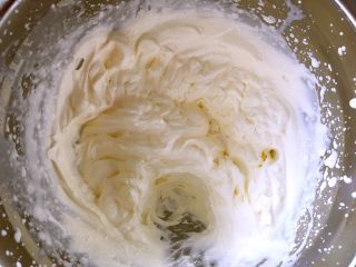 酥皮泡芙,淡奶油加砂糖打发，出现清晰纹路，倾斜打蛋盆，淡奶油不流动即可