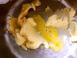 酥皮泡芙,鸡蛋打散，分次加入到凉透的面糊中，搅拌均匀