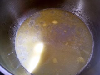 酥皮泡芙,清水加一小撮盐跟黄油加热至黄油融化，煮开后关火