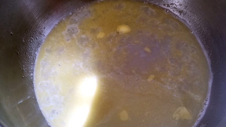 酥皮泡芙,清水加一小撮盐跟黄油加热至黄油融化，煮开后关火