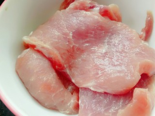 炸猪排,里脊肉清洗干净后切大片。