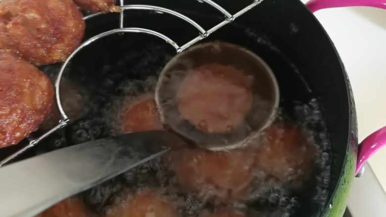 儿时回忆～牛肉糯米丸（二种吃法）,用漏勺把搓好的丸子放进油锅里，慢慢的倒入锅里，中小火炸至金黄色
