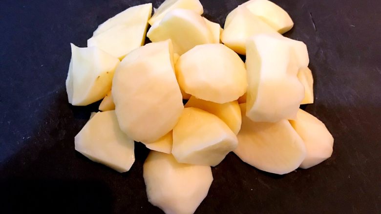 土豆烧排骨,把土豆切成大块