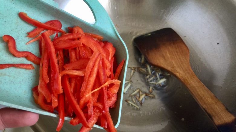 十分钟快手菜系列➕冬日里的美味➕蒜黄炒三丝,放入红椒煸炒一下