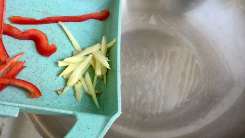 十分钟快手菜系列➕冬日里的美味➕蒜黄炒三丝,热锅冷油，小火，放入姜丝煸香