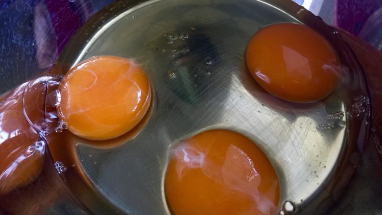 十分钟快手菜系列➕冬日里的美味➕蒜黄炒三丝,鸡蛋打入一深碗中，方便打发。