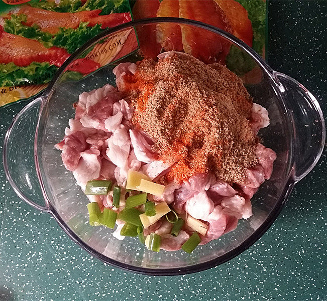 #微波炉美食#奥尔良孜然羊肉串,加入葱姜、奥尔良和孜然烤肉料