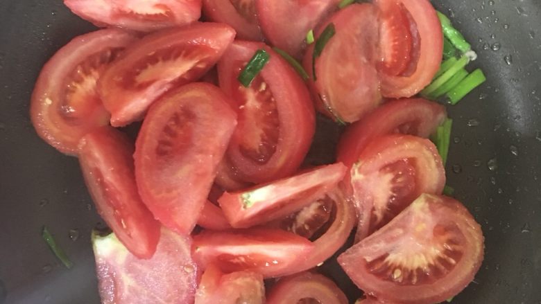 酸甜番茄焖瘦肉,放番茄，煎一会，再翻面煎