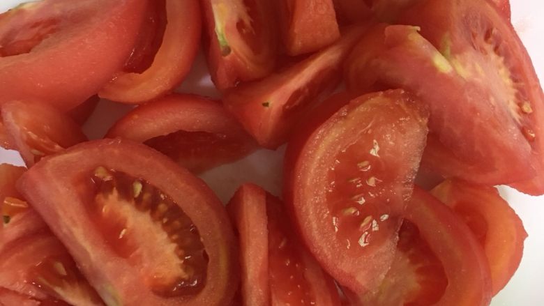 酸甜番茄焖瘦肉,番茄切块备用