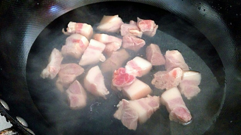 红烧肉+山药,凉水下锅，烧开水开1分钟后捞出肉
