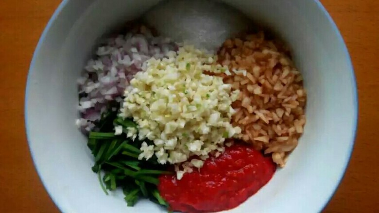 自制韩国泡菜,准备配料。
