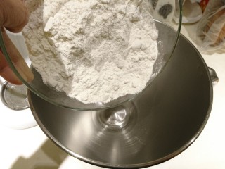 米淋土司,攪拌盆裡放高筋面粉