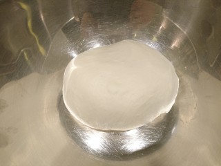 米淋土司,攪拌好的面團放入發酵盆裡