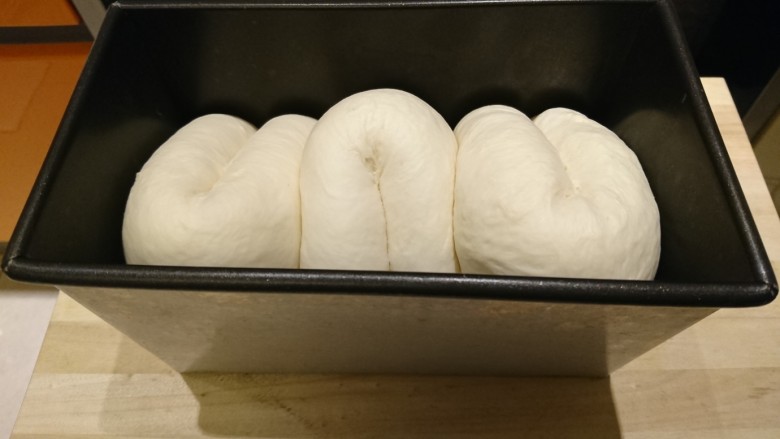 米淋土司,面團膨脹至7分滿時預熱烤箱，210度！